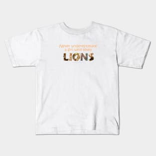 Never underestimate a girl who loves lions - wildlife oil painting word art Kids T-Shirt